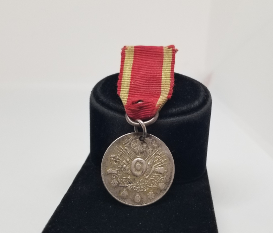 ORİJİNAL İPEK ASKI VE KURDELASIYLA GÜMÜŞ LİYAKAT MADALYASI