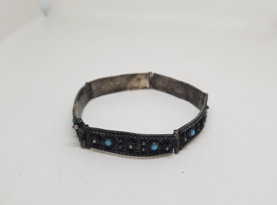 TURKUAZ TAŞLI VE KABARTMA İŞÇİLİKLİ GÜMÜŞ BİLEKLİK