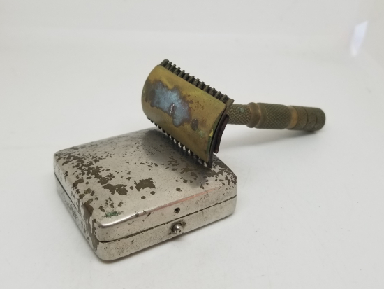 ORİJİNAL KUTUSUNDA ANTİKA SEYAHAT TRAŞ TAKIMI