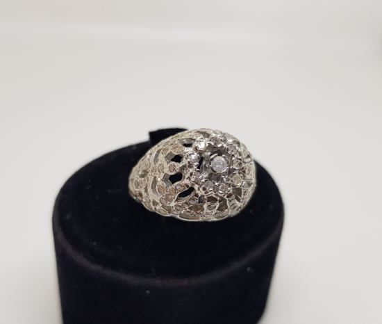 KUBBELİ FORMDA YAPILMIŞ PIRLANTA TAŞLI YÜZÜK