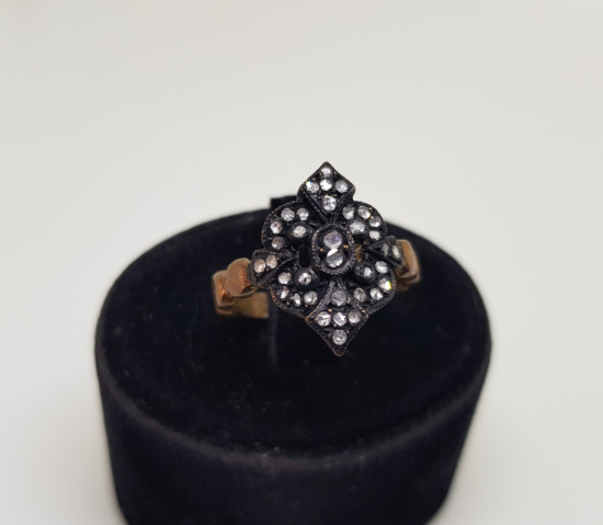 ELMAS TAŞLARLA SÜSLÜ KABARTMA İŞÇİLİKLİ YÜZÜK