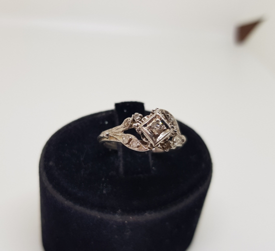 YARIM SALYANGOZ MODELİ PIRLANTA TAŞLI YÜZÜK