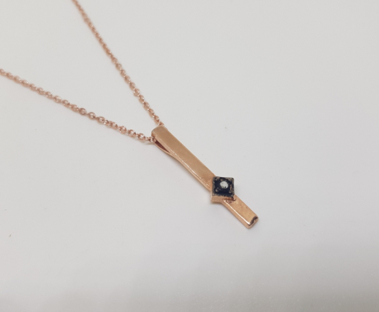 KRAVAT İĞNESİ FORMUNDA TEK ELMAS TAŞLI KOLYE