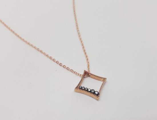 ELMAS TAŞLI KARE MODEL KOLYE