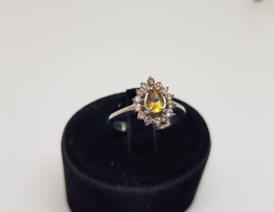 ZÜMRÜT VE PIRLANTA TAŞLI DAMLA MODEL YÜZÜK