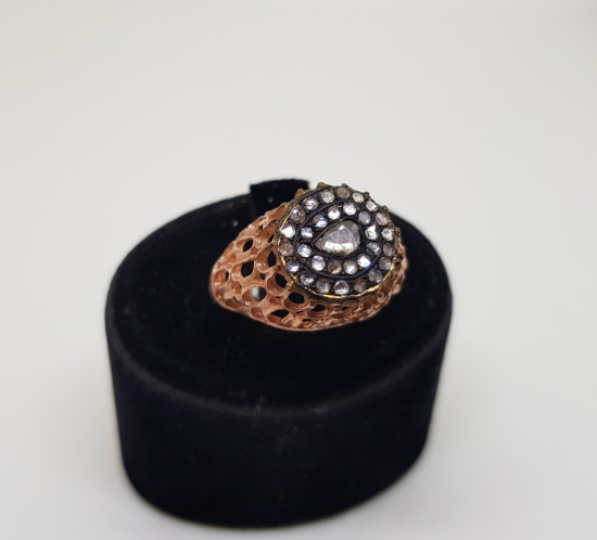 ORTASINDA DAMLA FORMUNDA ELMAS TAŞ BULUNAN DİVANHANE ÇİVİSİ MODELİ YÜZÜK