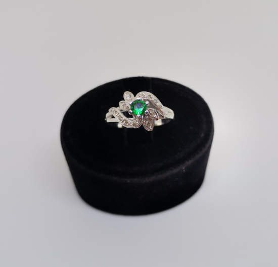 ZÜMRÜT VE PIRLANTA TAŞLI YARIM SALYANGOZ MODELİ YÜZÜK