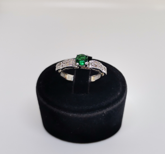 YARIM TAM TUR MODEL ZÜMRÜT VE PIRLANTA YÜZÜK