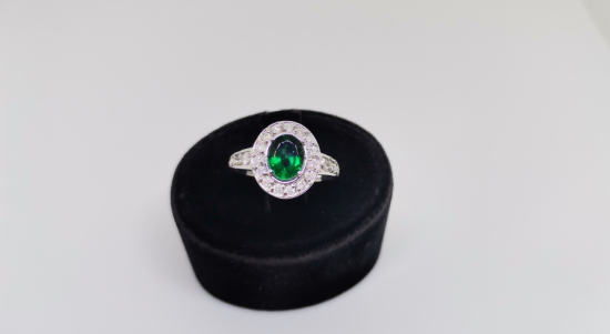 ZÜMRÜT VE PIRLANTA TAŞLI OVAL MODEL YÜZÜK