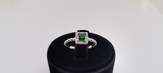 ZÜMRÜT VE PIRLANTA TAŞLI BAGET MODEL YÜZÜK