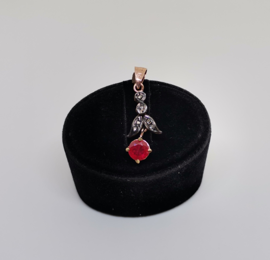 GARNET VE ELMAS TAŞLARLA SÜSLÜ KOLYE UCU