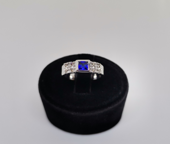 SAFİR E PIRLANTA TAŞLI KARE MODEL YÜZÜK