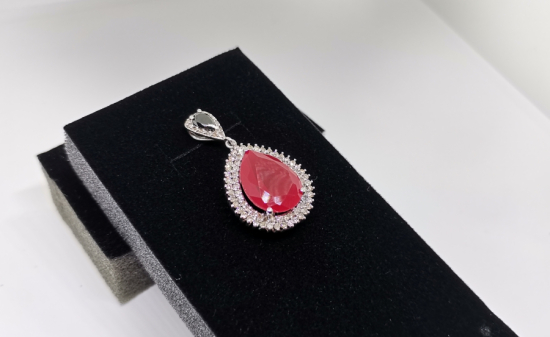 PIRLANTA VE YAKUT TAŞLI DAMLA MODEL KOLYE UCU