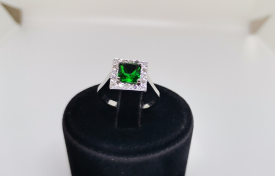 ZÜMRÜT VE PIRLANTA TAŞLI KARE MODEL YÜZÜK