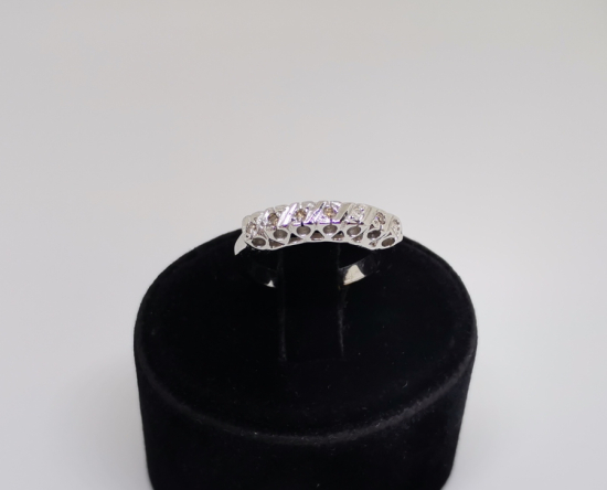 ÜZERİNDE PIRLANTA TAŞLAR BULUNAN YEDİTAŞ MODEL YÜZÜK