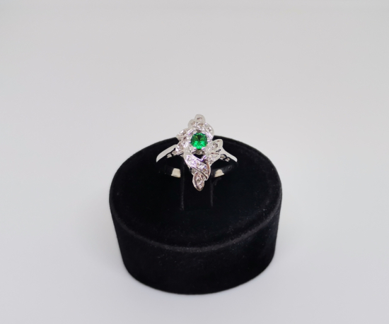 ZÜMRÜT VE PIRLANTA TAŞLI FRANSIZ MEKİK MODELİ YÜZÜK