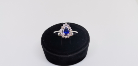 SAFİR VE PIRLANTA TAŞLI DAMLA MODELİ YÜZÜK