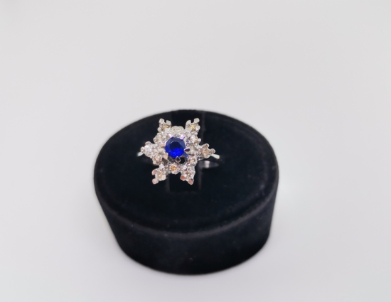 SAFİR VE PIRLANTA TAŞLI YILDIZ MODELİ YÜZÜK