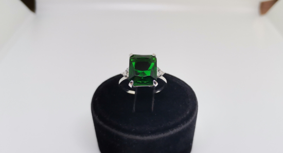 PIRLANTA VE ZÜMRÜT TAŞLI BAGET MODEL YÜZÜK