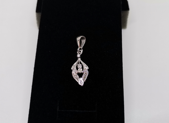 MEKİK FORMUNDA YAPILMIŞ PIRLANTA TAŞLI KOLYE UCU