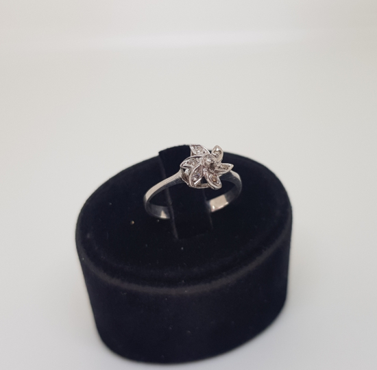 ÇARKIFELEK FORMUNDA YAPILMIŞ PIRLANTA TAŞLI ANTİKA YÜZÜK