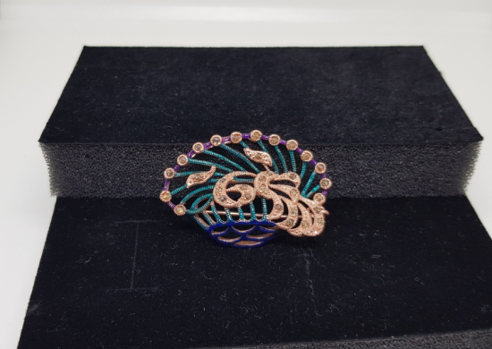 ELMAS TAŞLI VE MİNE İŞÇİLİKLİ BROŞ