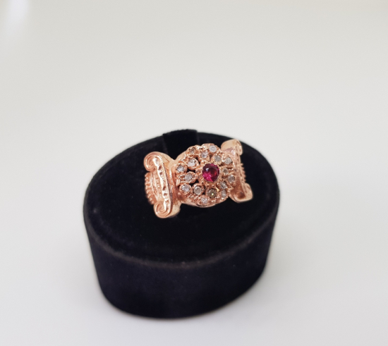 ÜZERİNDE ELMAS VE YAKUT TAŞLARI BULUNAN KOÇ BAŞI MODELİ YÜZÜK