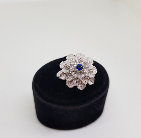 PIRLANTA VE SAFİR TAŞLI YAPRAKLI ÇİÇEK MODEL YÜZÜK