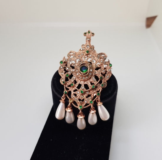 DUTLU MODEL ZÜMRÜT VE ELMAS TAŞLI BROŞ