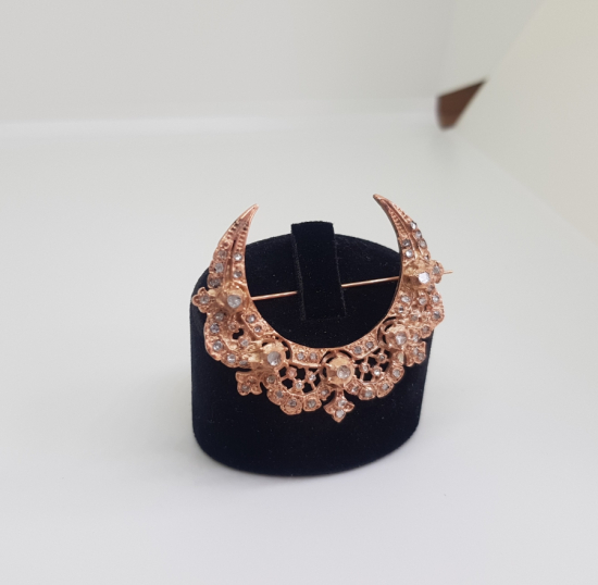 ÜZERİNDE ELMAS VE SAFİR TAŞLAR BULUNAN HİLAL FORMLU BROŞ