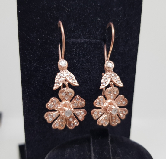 ELMAS TAŞLI PAPATYA FORMLU KÜPE