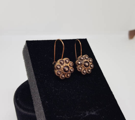 ELMAS TAŞLARLA SÜSLÜ PAPATYA MODEL KÜPE