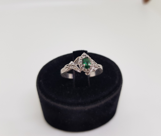 ZÜMRÜT TAŞLI YARIM MEKİK MODELİ YÜZÜK