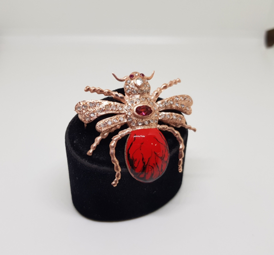 AKREP FORMUNDA YAPILMIŞ ELMAS TAŞLI BROŞ