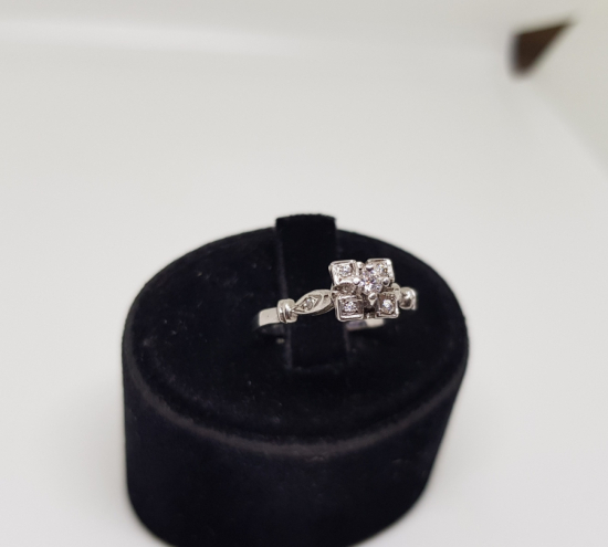 DÖRT YAPRAKLI YONCA MODELİ PIRLANTA TAŞLI YÜZÜK