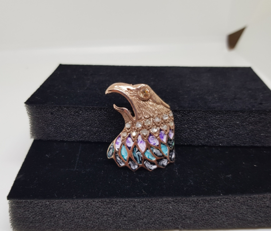 ÜZERİ MİNE İŞÇİLİKLİ ELMAS TAŞLI KARTAL BAŞI FORMUNDA YAPILMIŞ BROŞ