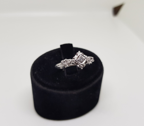 DÖRTGEN MODEL PIRLANTA TAŞLI YÜZÜK