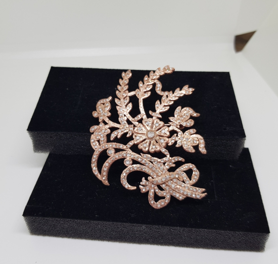 FİYONKLU ÇİÇEK MODELİ ELMAS TAŞLI BROŞ