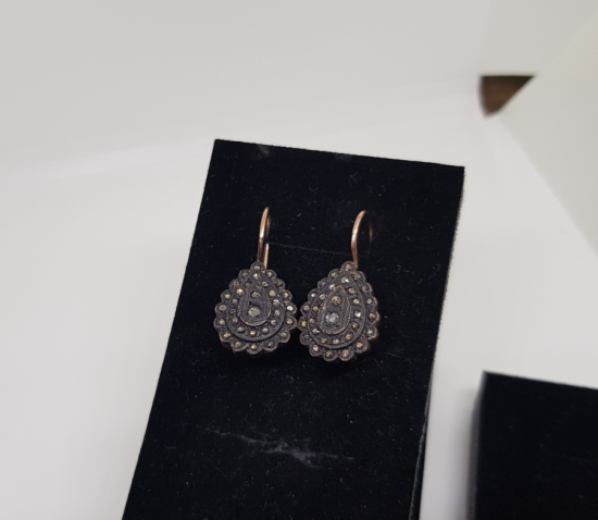 ELMAS TAŞLARLA SÜSLÜ DAMLA MODEL KÜPE