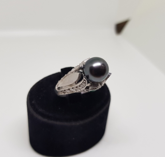 ELMAS TAŞLI SİYAH İNCİLİ YÜZÜK