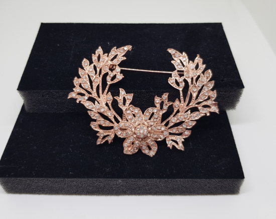 SALTANAT ÇELENGİ FORMUNDA YAPILMIŞ ELMAS TAŞLI BROŞ