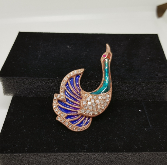 MİNE İŞÇİLİKLİ TAVUSKUŞU FORMUNDA YAPILMIŞ ELMAS BROŞ