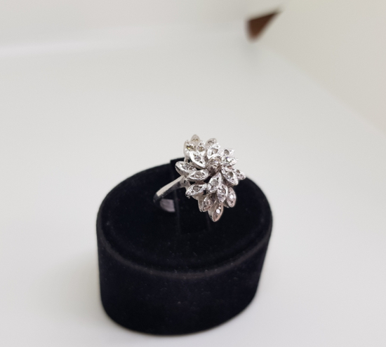 YAPRAKLI MEKİK MODELİ PIRLANTA TAŞLI YÜZÜK