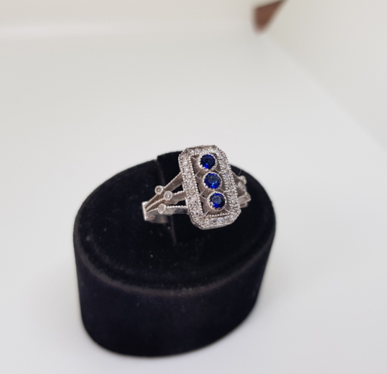 SAFİR VE PIRLANTA TAŞLI BAGET MODELLİ YÜZÜK