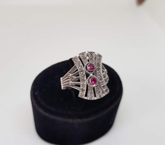 SAFİR VE PIRLANTA TAŞLI EĞRİ BAGET MODELİ YÜZÜK