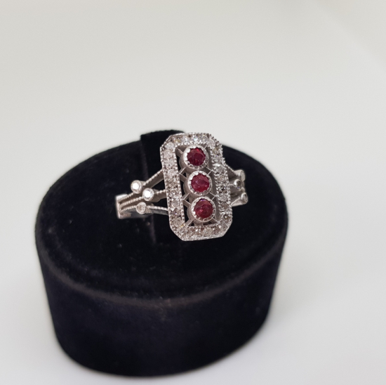 YAKUT VE PIRLANTA TAŞLI BAGET MODELİ YÜZÜK