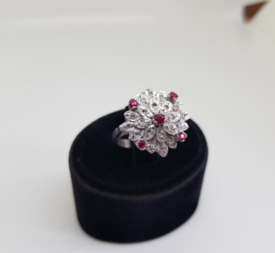 YAKUT TAŞLARLA SÜSLÜ GÜNEŞ MODELİ PIRLANTA YÜZÜK