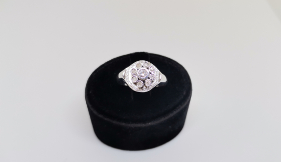 DİVANHANE ÇİVİSİ FORMUNDA YAPILMIŞ PIRLANTA TAŞLI YÜZÜK