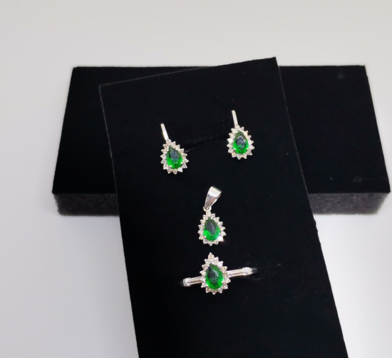 ZÜMRÜT VE PIRLANTA TAŞLI DAMLA MODELİ KOLYE KÜPE YÜZÜK TAKIMI