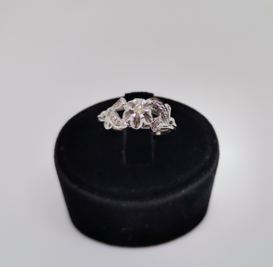 GÜL SARMAŞIĞI MODELİ PIRLANTA TAŞLI YÜZÜK